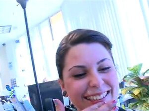 Geile Mädels lassen sich auf einer Party los