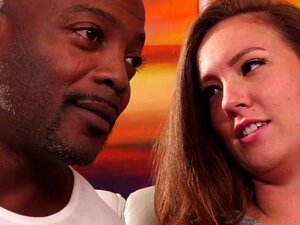 Hotwifing babe rijdt voor haar man in een interraciale koppel na