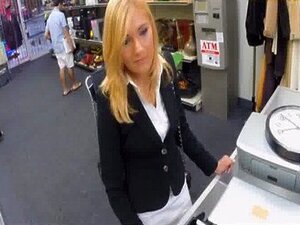 Sexy blonde Milf wird vom Pfandwächter im Lagerraum durchgefickt