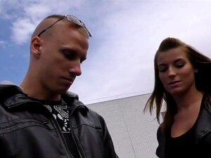 HUNT4K. Outdoor-Sex für Geld ist eine neue Erfahrung im Leben der