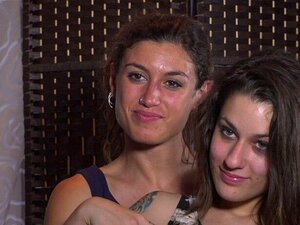 Sklaven in Seilbondage in der Öffentlichkeit. Heiße lesbische