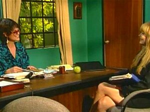 Des modèles incroyables trouvent un gode-ceinture dans leurs cadeaux