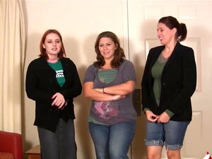 Mittwoch, London und Kimberly spielen ein freches Strip-Spiel