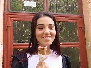 Strak amateur brunette Tsjechisch meisje geeft hoofd en krijgt haar