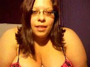 Schau einer unartigen Amateur-BBW zu, die vor der Webcam zeigt.