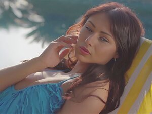 Russisches MILF-Model Noemi Moon gibt einen heißen Striptease. Das