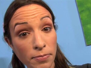 Schau zu, wie Stiecvater Amber Rayne beim analen Reitvergnügen mit