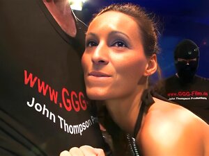 Sieh zu, wie schöne Mädchen ins Gesicht spritzen - Jetzt fertig! -