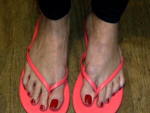 Angela Wunderschöne Zehen Rote Spitzen In FlipFlops