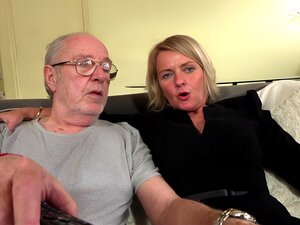 Goldhaariger, schicker Puma beim Gruppensex während der Zeit, in der