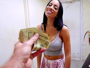 Latina mit riesigen Titten lutscht Schwanz für Geld und fickt in POV.