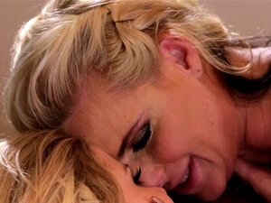 Tribbing les slaps pussy