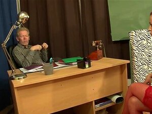 Französisches Schulmädchen fickt den Schulleiter und einen Lehrer