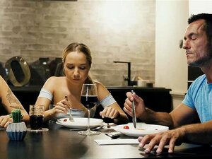 Mona Blue ist ein süßes Mädchen, das ihrem besten Freund-Stiefvater