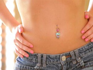 Nubile Films - Zierliche Blondine spritzt aus ihren Muschisaft