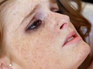 Rothaarige Babe Fay Reagan trifft auf ihren heißen Ersatz Dani.