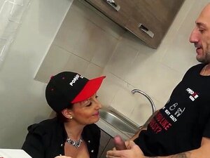 Anaaliseksiä kypsän bruneten Barbara Gandalfin kanssa