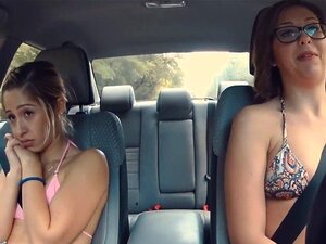 Gestrandete Süße wird in den Hals gefickt und bekommt eine