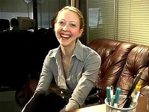 Lesbo Boss interviewt und kopuliert Sekretärin mit