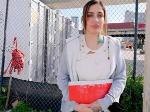 Obdachloses Mädchen bettelt um Geld