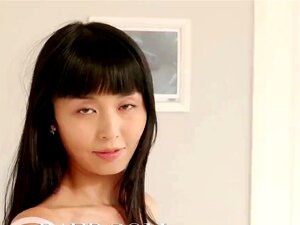 BAEB Kleine asiatische Babe Marica Hase wird mit einem schmutzigen