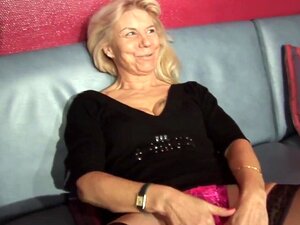 Ältere Mama bekommt eine grobe doppelte Penetration und Fisting