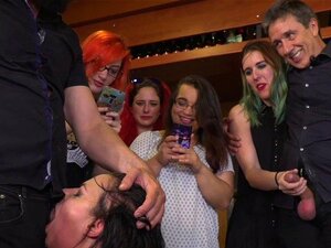 La sottomessa tettuta prende una gola profonda e un dp in un bar