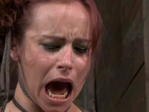 Bondage BDSM-Sub Bella Rossi wird die Muschilippen geklemmt