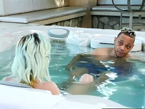 DEVILS FILM - Heißer Fick nach ungezogenem Moment In einem Spa Mit