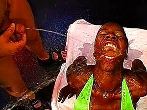 Feticismo della doccia dorata e pisciata bukkake