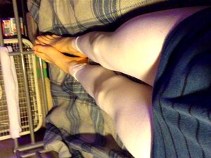 onanerar i vita fotlösa tights