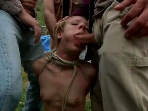 Behaarte Schlampe wird von Hillbillies doppelt gefickt