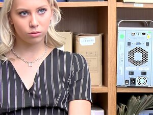 Blondi söpöläinen juoksee villinä kaupassa vahingoittaen joitain