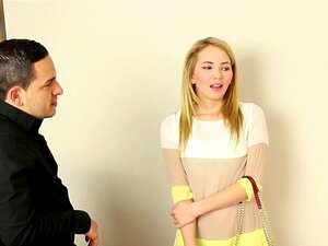 Blonde Süße bläst. Blonde Süße mit kleinen Titten bläst und