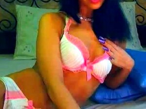 Heiße Brünette reizt mit ihren Titten