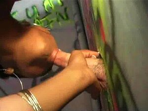 Heißes Mädchen bläst einem Fremden in einem Badezimmer-Gloryhole 2