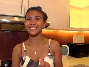 Asiatische Maid mit prallen Nippeln wird geschwängert