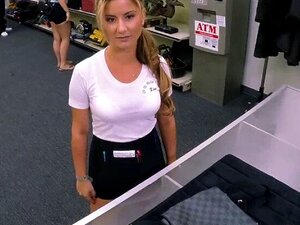 Blonde Bimbo-Kellnerin geht in einen Schaukelladen, um eine