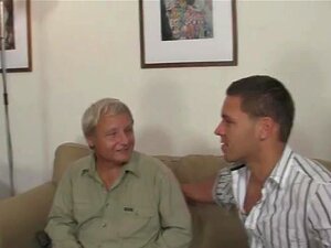 Freundin hat Vergnügen mit der Mutter und dem Stiefvater ihres