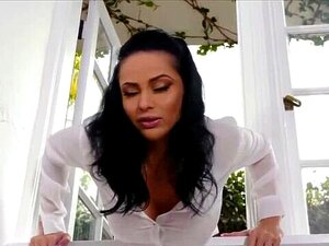 Äiti jumissa ikkunassa nai kaksi poikapuolta