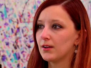 Busige Ehefrauen gehen oben ohne, während sie sich im Hinterhof