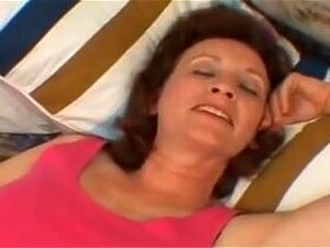 Reife Dame leckt und streichelt Schwanz, Handjob-Szene mit einer