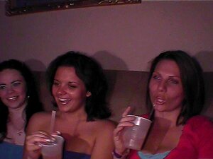 Heiße, geile Partygirls treten hinter den Kulissen an einer Bar im