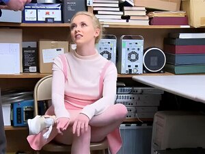 Heiße blonde Diebin und Süße werden im Sicherheitsraum gefickt