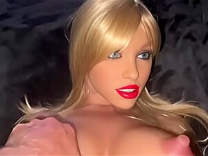 Erlebe unvergessliche Lust mit einer verführerischen blonden Puppe
