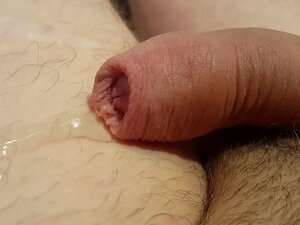 Nahaufnahme beim Pissen eines Schwanzes