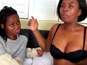 Viehättävä Ebony amatööri lesbo mimmit peppuleikki