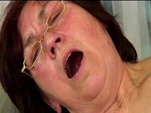 Oma in Rot beim Ficken