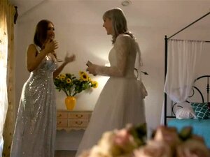 Trans-Braut fickt die nasse Muschi ihrer busty besten Freundin