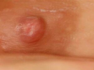 Storbröstade kurviga bruden leker med fittan